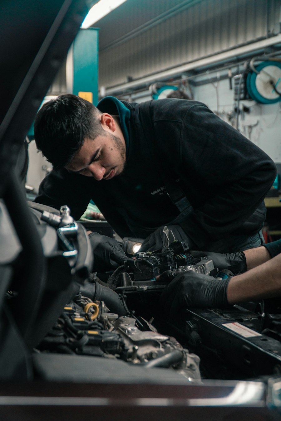 Technicien sous le capot d'une voiture