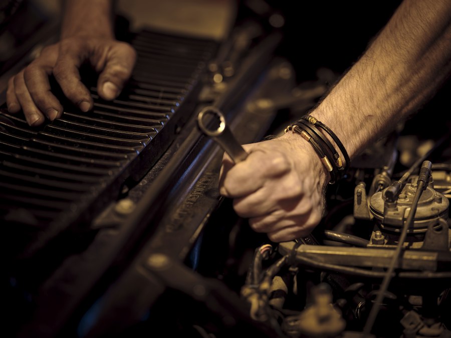 Mains réparant un moteur avec une clé