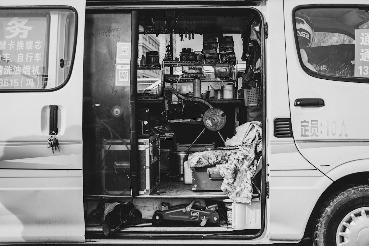 Intérieur d'un camion aménagé en atelier mobile