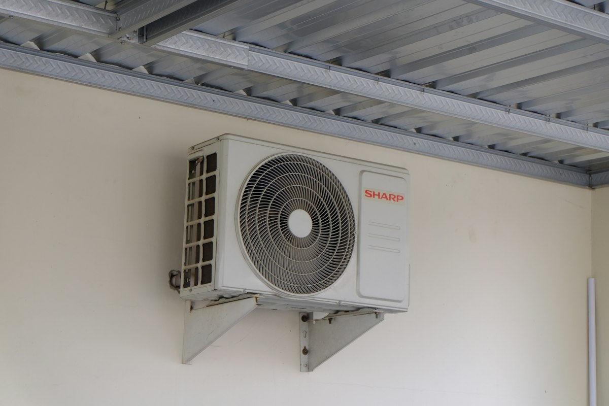 Groupe extérieur de climatisation fixé au mur