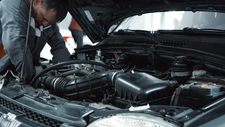 Technicien inspectant un moteur